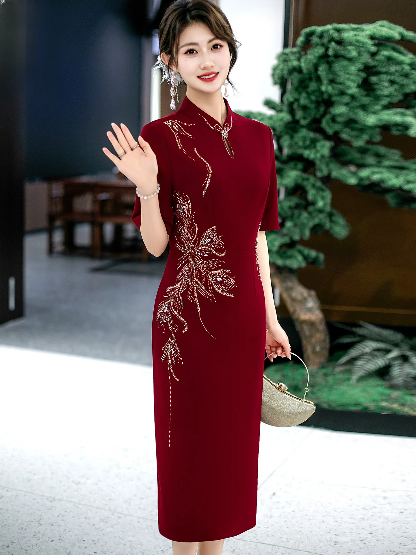 

Элегантное платье в китайском стиле с ручной вышивкой и бисером, приталенное, средней длины, с воротником-стойкой, свадебное платье