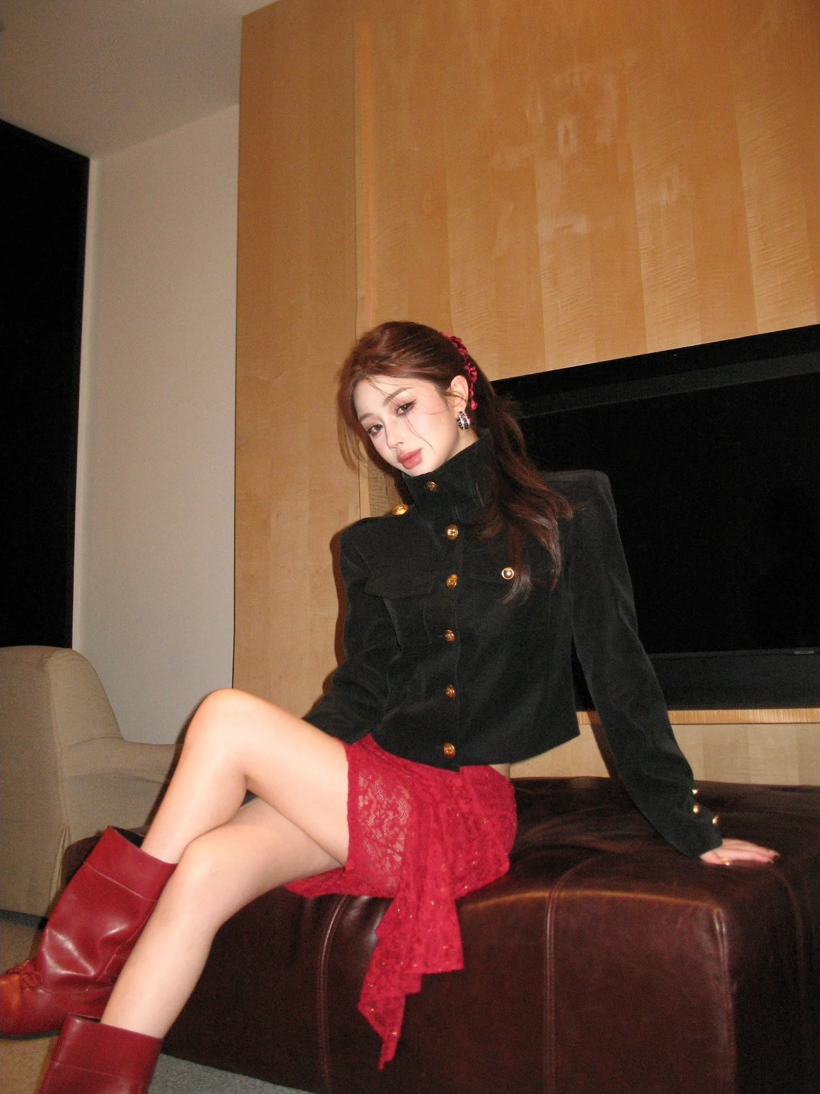 

Ретро-куртка из черной кожи класса люкс для женщин, весна 2026, новая универсальная модель с воротником-стойкой, укороченный силуэт, стройнящий эффект