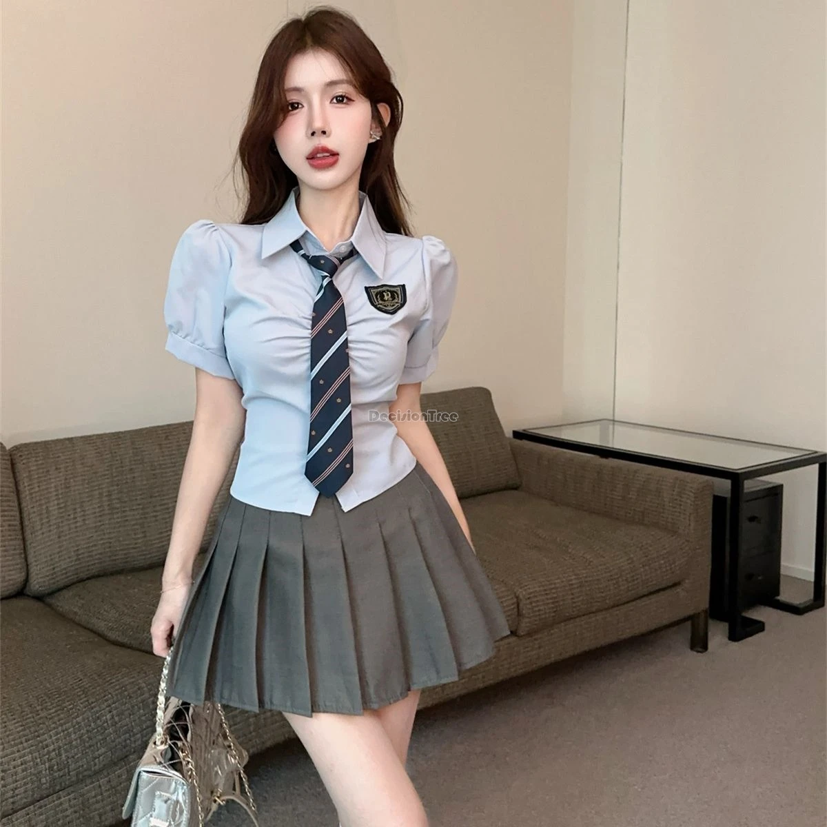 

Новинка лета 2026: женский комплект в стиле колледж — рубашка с коротким рукавом и плиссированная юбка с завышенной талией, модный ретро-костюм в корейском стиле JK.