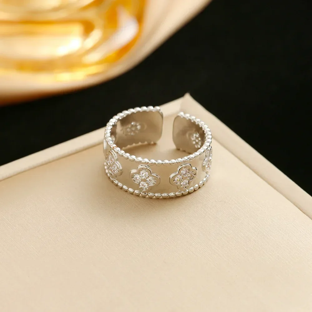 خاتم سيدة المشكال المكرر والمتخصص والخفيف الفاخر بأربع أوراق البرسيم، مع مجموعة الماس الصغير