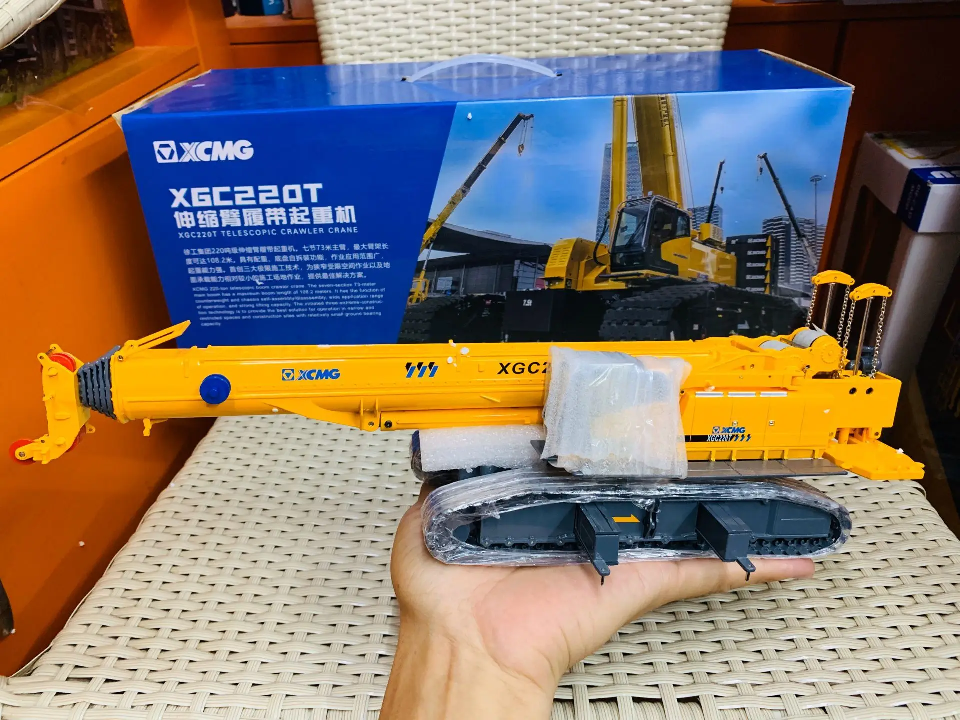 XCMG XGC220T Telescopic Crawler Crane 1:50 Scale Die-Cast New in Original Box