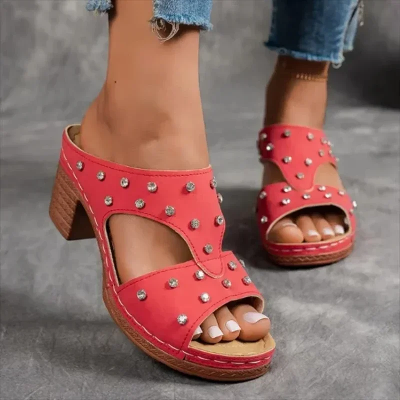 2025 夏のラウンドトゥの女性のスリッパ屋外チャンキーヒールの靴女性カジュアルローマンサンダル女性クリスタルオープントゥスリッパ