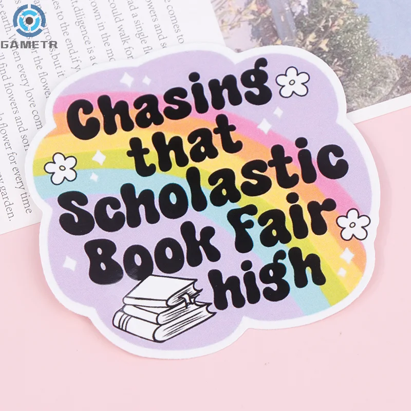 Chasing That Scholastic Book Fair High "decalcomania in vinile durevole per gli amanti dei libri, adesivo resistente alle intemperie per laptop, quaderni, auto