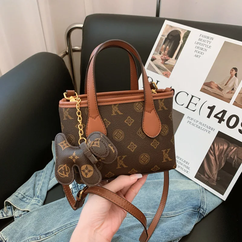 

2025 Luxe Crossbody Bag, Niche Shoulder Purse for Women, Chic Day-to-Night Tote, Versatile Sling Bag, Minimalist Top Handle Bag