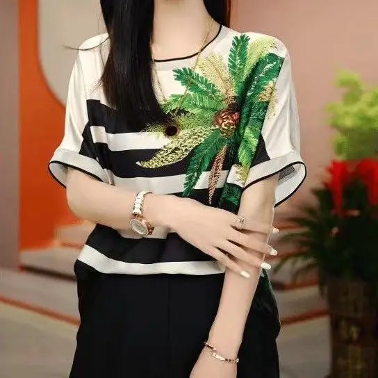 Nieuwe zomer T-shirts met korte mouwen Slank en modieus bedrukt top met ronde hals en los T-shirt