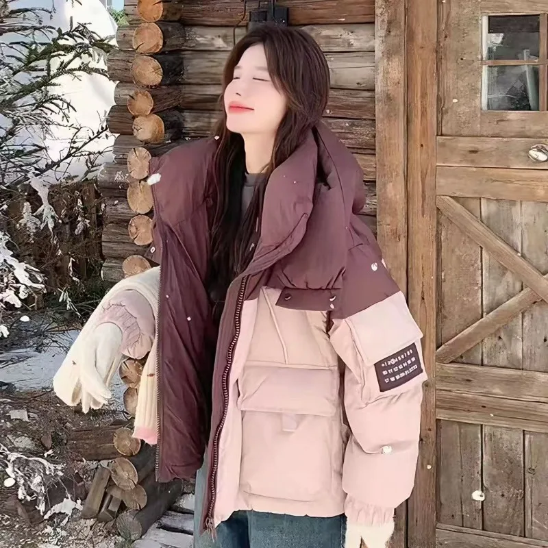 เสื้อแจ็คเก็ตผ้าฝ้ายขนเป็ดคุณภาพสูง ปี 2025 สำหรับผู้หญิง ทรงสั้น สไตล์ลำลอง เข้าได้กับทุกชุด มีฮู้ด ทรงหลวม หนา อุ่น เสื้อคลุมกันหนาวสำหรับผู้หญิง