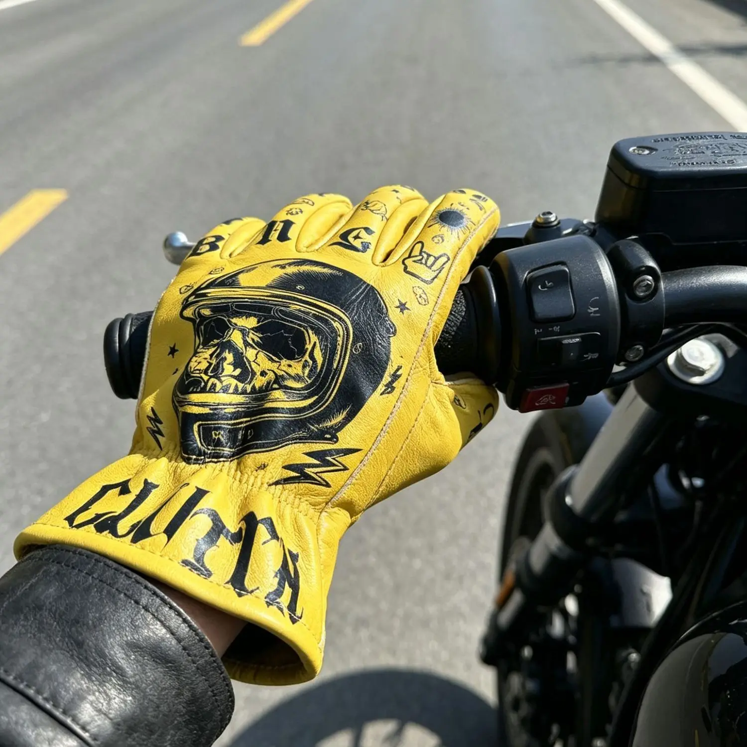 Men‘s Genuine Leather Motorcycle Gloves, Retro Cowhide Graffiti Design — Four Seasons Riding Moto Gloves, Hot Sale Outdoor