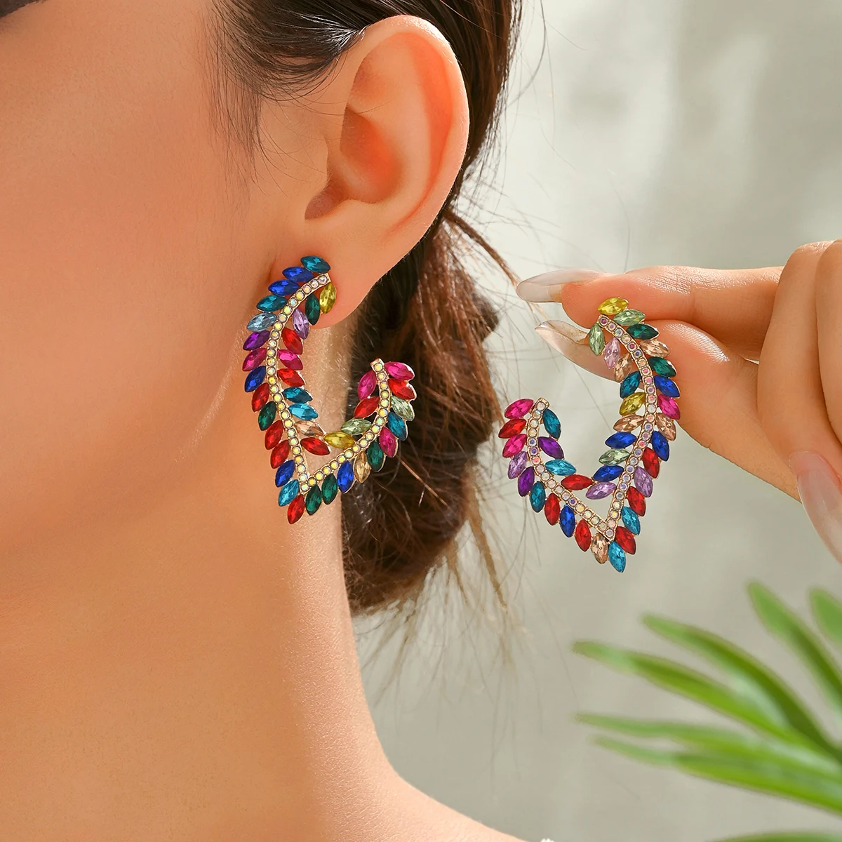 

Vintage Luxury Sparkling Rhinestone V-shaped Large Stud Earrings for Women Party Prom Formal Jewelry Accessories