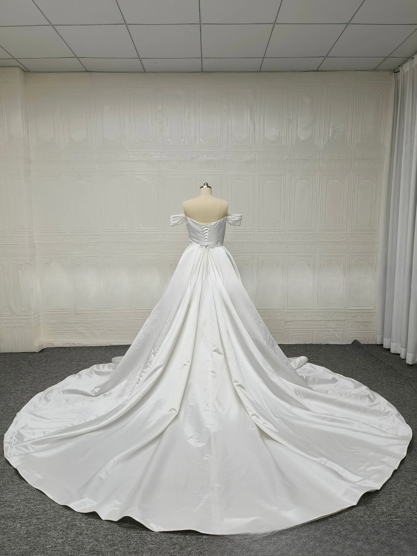 Vestido de noiva de cetim com glitter branco marfim