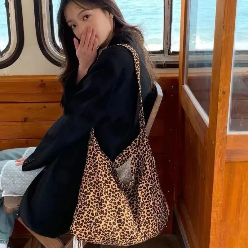 Bolso bandolera pequeño y moderno con estampado de leopardo japonés y coreano, bolso de lona de un solo hombro para estudiante