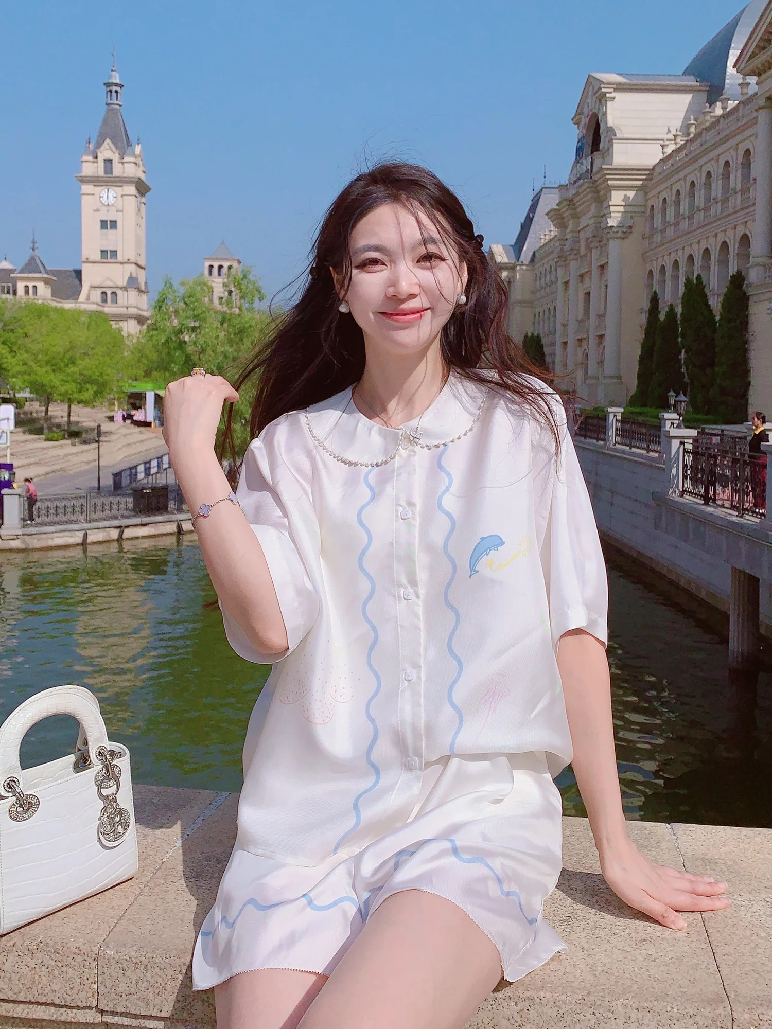 

Комплект MissLuxury: шелковый топ с воротником-стойкой и жемчугом, широкие брюки, повседневный летний костюм, коллекция от китайского бренда