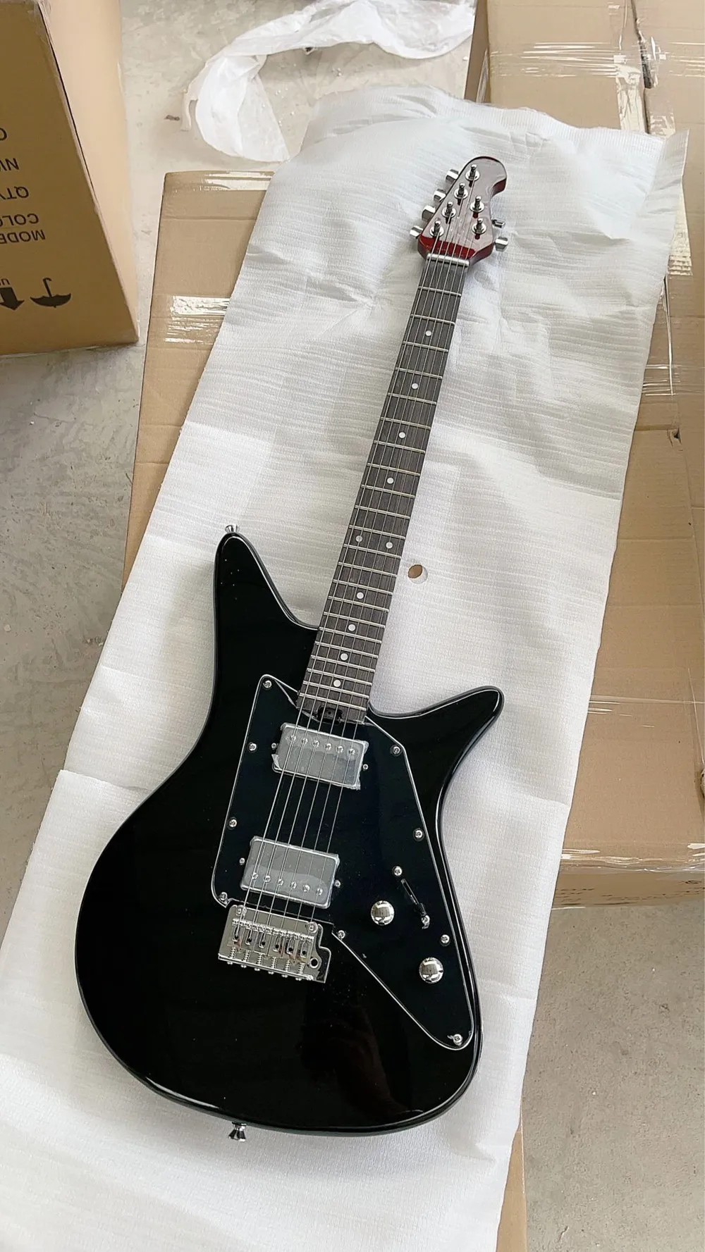 Black Body 6 Strings Electric Guitar with Chrome Hardware, Rosewood Fingerboard,Provide Customized Services