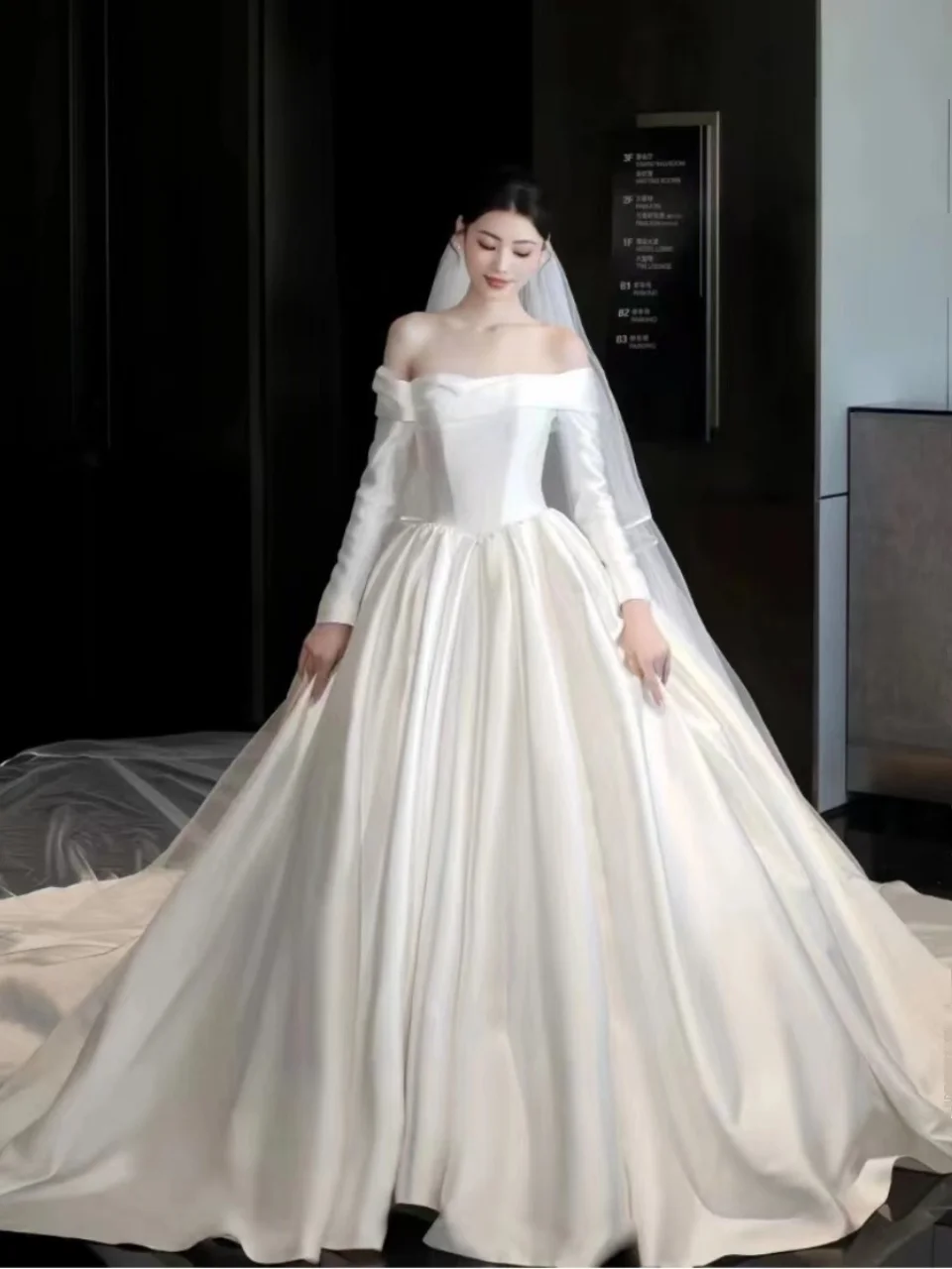 

Новое свадебное платье 2026 года с одним плечом, длинным рукавом, из атласа, приталенное, в пол, с шлейфом, простое и элегантное, для выездной регистрации