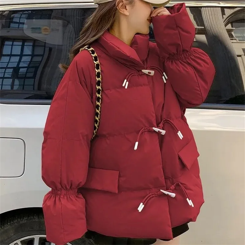 سترة قطنية بأزرار على شكل قرن البقر وياقة واقفة للنساء في الشتاء سترة قطنية فضفاضة جديدة خفيفة الوزن النسخة الكورية