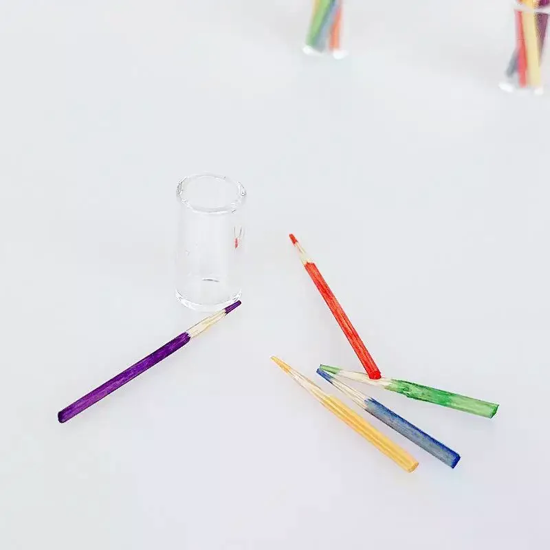 Set di 6 Accessori per Casa delle Bambole, Scena Educativa 1:12, Mini Portapenne con Matite Colorate