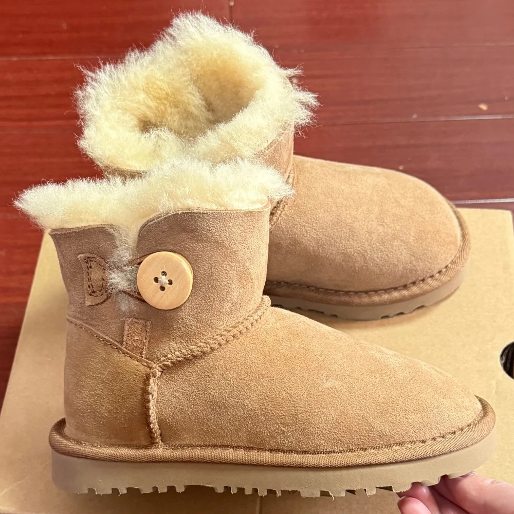 Botas de nieve de invierno de lana de oveja auténtica para niños, zapatos clásicos de piel cálida para niños y niñas, nuevo diseño, botas ultracamisas para bebés, talla 25-34