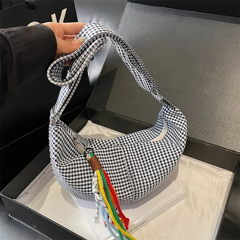 

Простые клетчатые сумки-хобо через плечо для женщин, вместительная женская сумка-кроссбоди, повседневная студенческая сумка-тоут с красочным веревочным кулоном