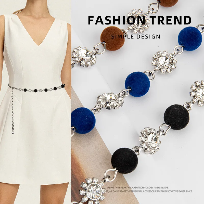 فستان نسائي عصري بسلسلة خصر من حجر الراين على شكل كرة صوف عصرية مع زخرفة جينز