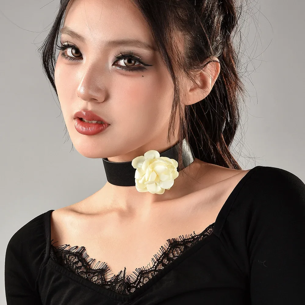 

02The small Xiangfeng camellia neck collar is fashionable and unique. You can change the flower collar for women