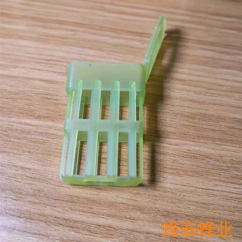 100PCS Thin King Prisoner Cage/Medium Bee King Cage/Plastic King Control Cage Does Not Deform, Does Not Run, Does Not Have Exces