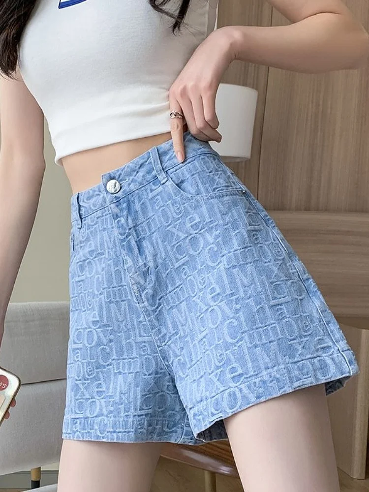 

Новые летние женские джинсовые шорты с высокой талией, широкими штанинами, свободного кроя, стройнящие, из тонкого материала, А-силуэт, с модным буквенным принтом