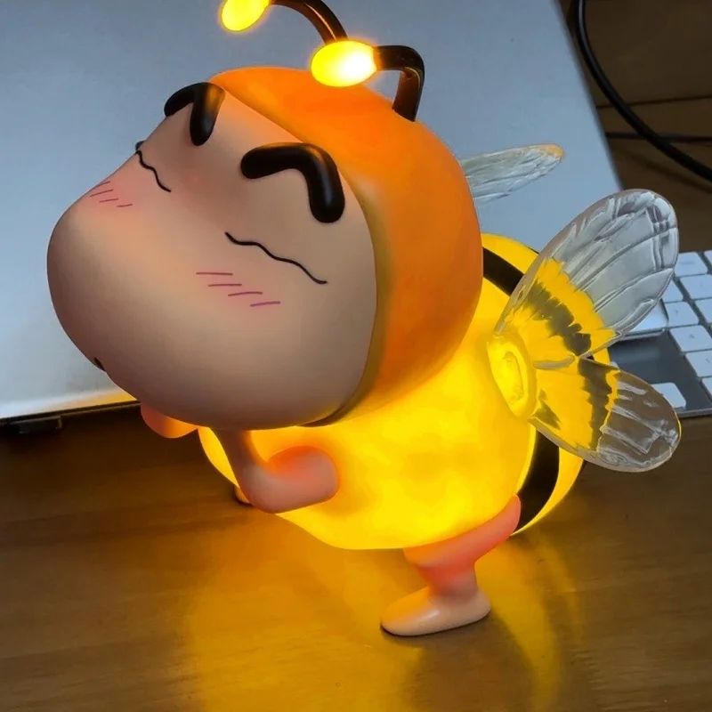 

Лидер продаж Crayon Shin-Chan Cos Bee Фигурка со световыми игрушками Аниме Фигурки Kawaii Люминесцентные куклы Модель Gk Статуя Игрушки Подарок