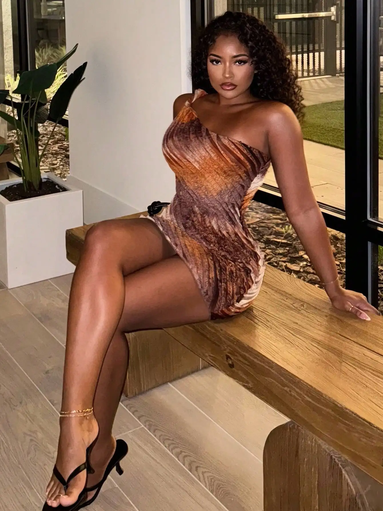 

Женское мини-платье на одно плечо с узлом и принтом тай-дай