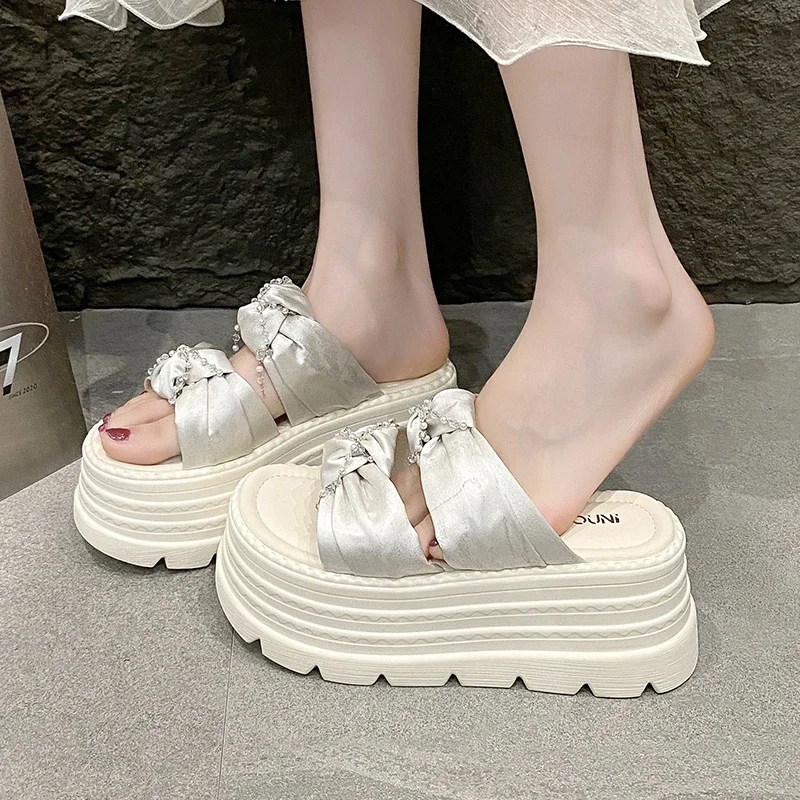 

8 см модные женские летние плетеные массивные сандалии на танкетке и платформе, тапочки на высоком каблуке, 2025 г., женские шлепанцы на толстой подошве, пляжные тапочки