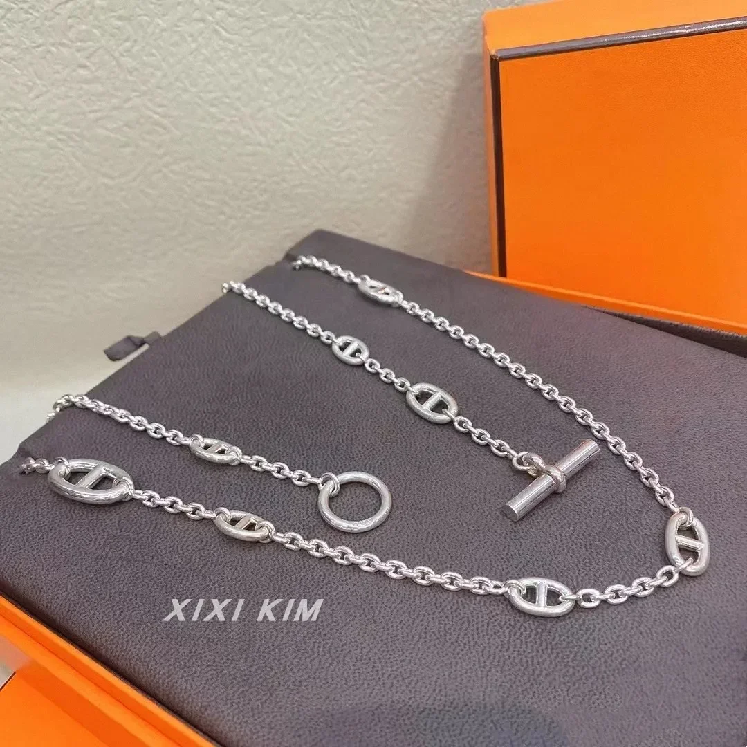 

Разнообразные способы ношения тяжелой промышленности, металлический свиной нос, длинный свитер, цепочка, женская сумка, ожерелье, сложенное в европейском стиле