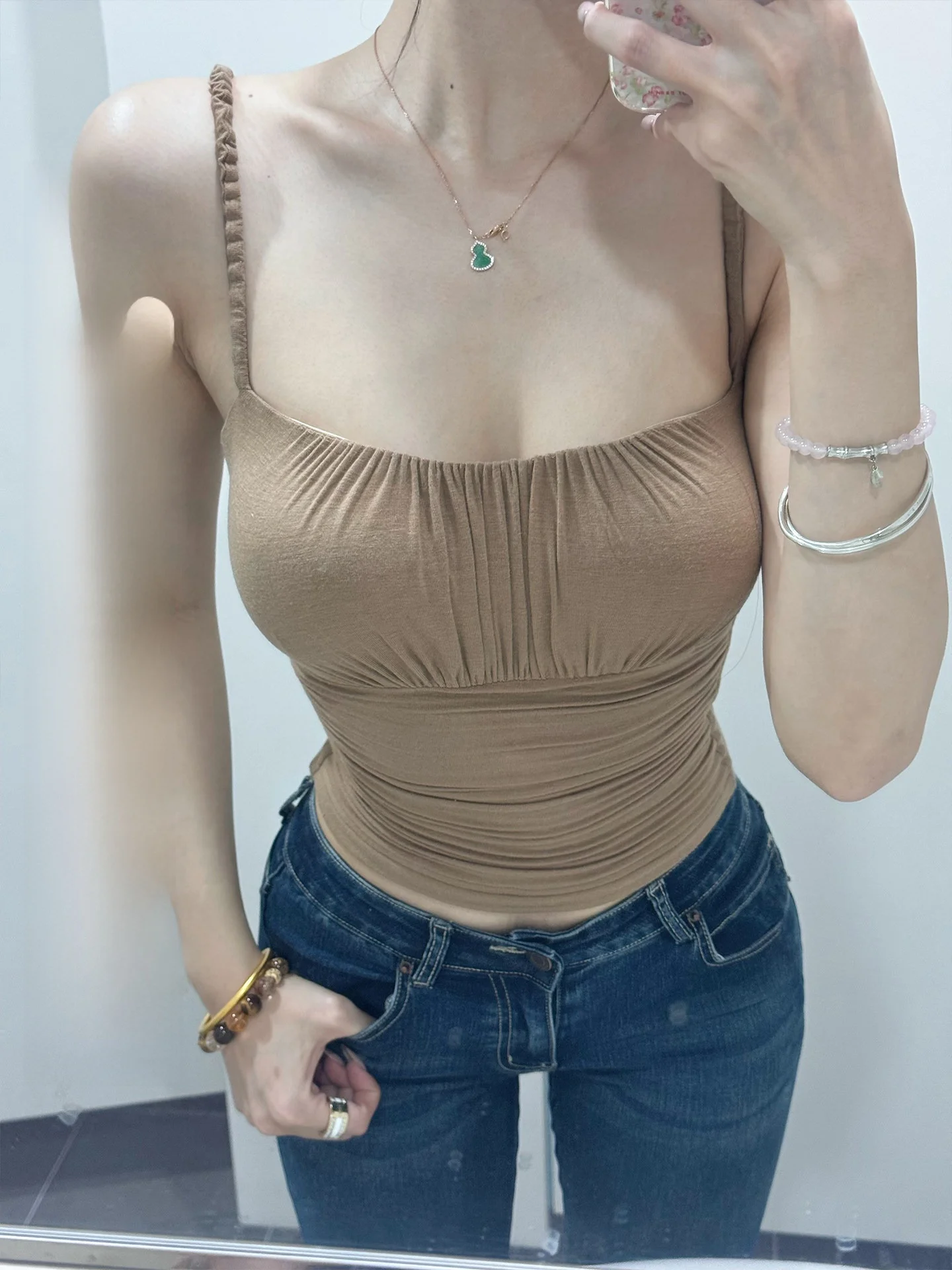 

Сексуальный белый топ с рюшами и бретелями для женщин, укороченный, облегающий, с высокой эластичностью, с подкладкой для груди, в стиле Spicy Girl