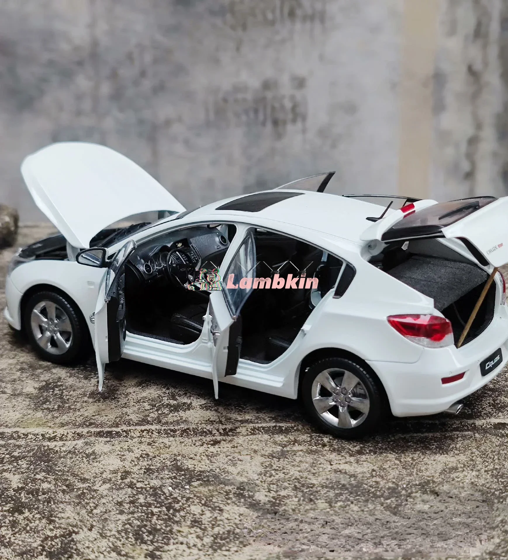 Model Decoration 1:18 For SGM Cruze hatchback model white Original Ten years old car no defects minor imperfections