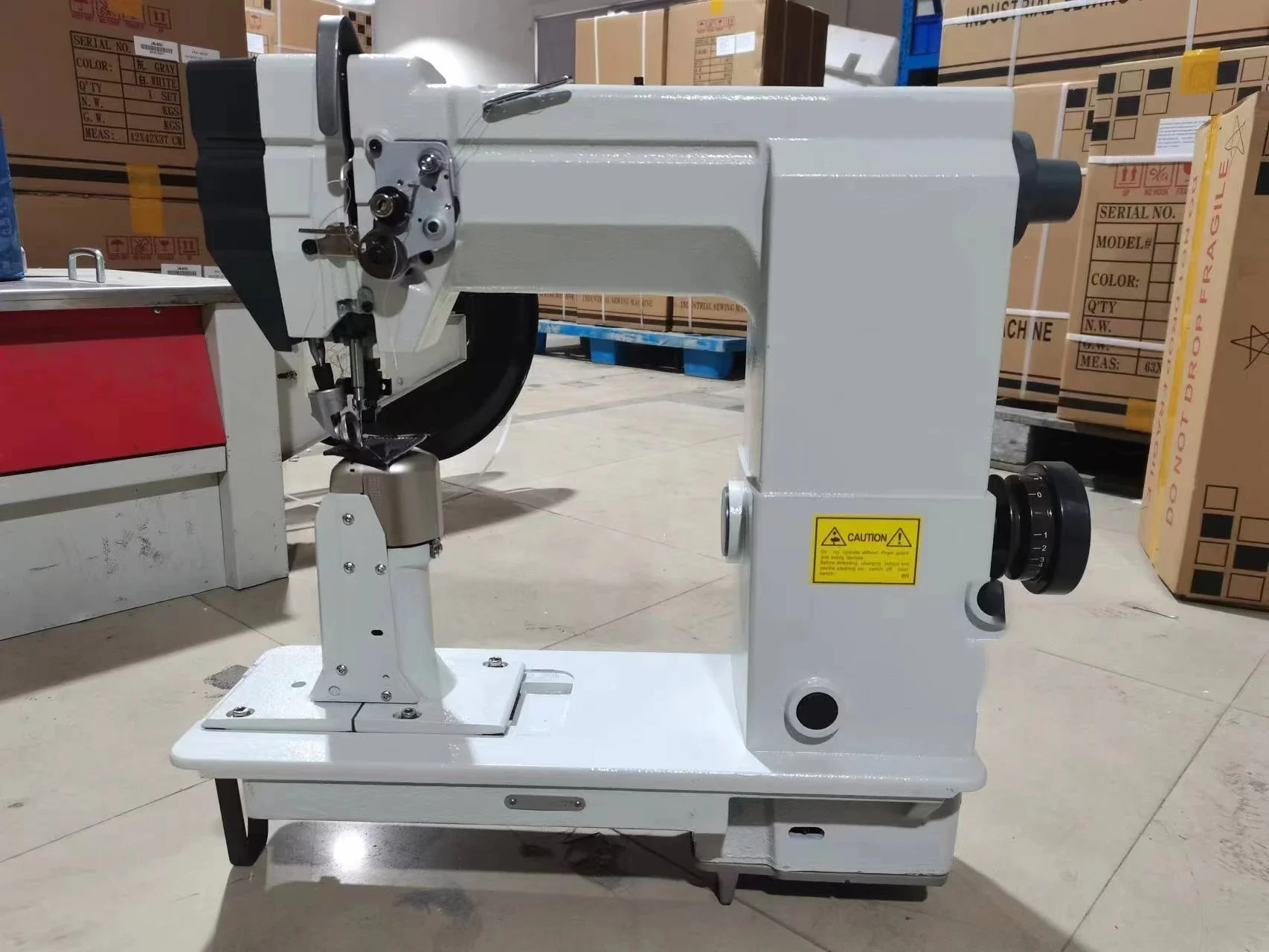 Qike Qk-9910 Garment Machinery Industrial Post Bed Single Needle Roller Feed Sewing Machine for Heavy Material