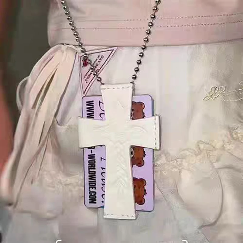 Y2K Kreuz-Acryl-Kartenhalter, tragbarer Halsketten-Stil, Ausweishülle mit Perlenkette, süßer Hip-Hop-Taschenanhänger – Detail 4