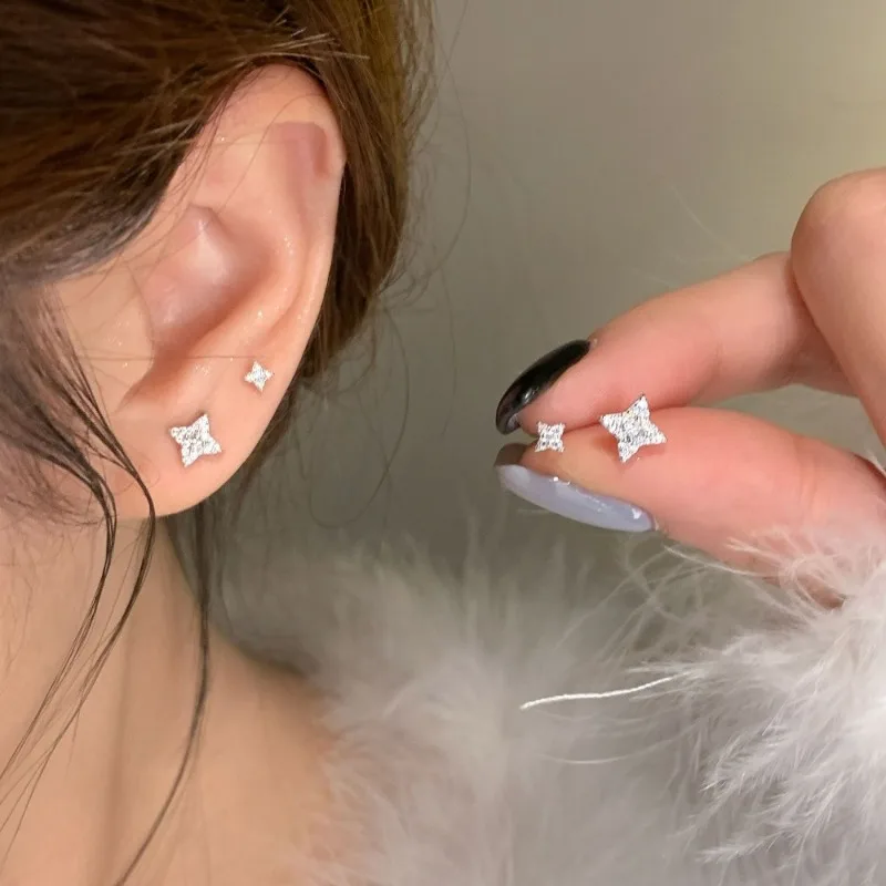 Pendientes con pasador de estrella de cuatro puntas brillantes totalmente de circonita con personalidad a la moda para mujer, joyería para el cuidado del Piercing en la oreja de Plata de Ley 925