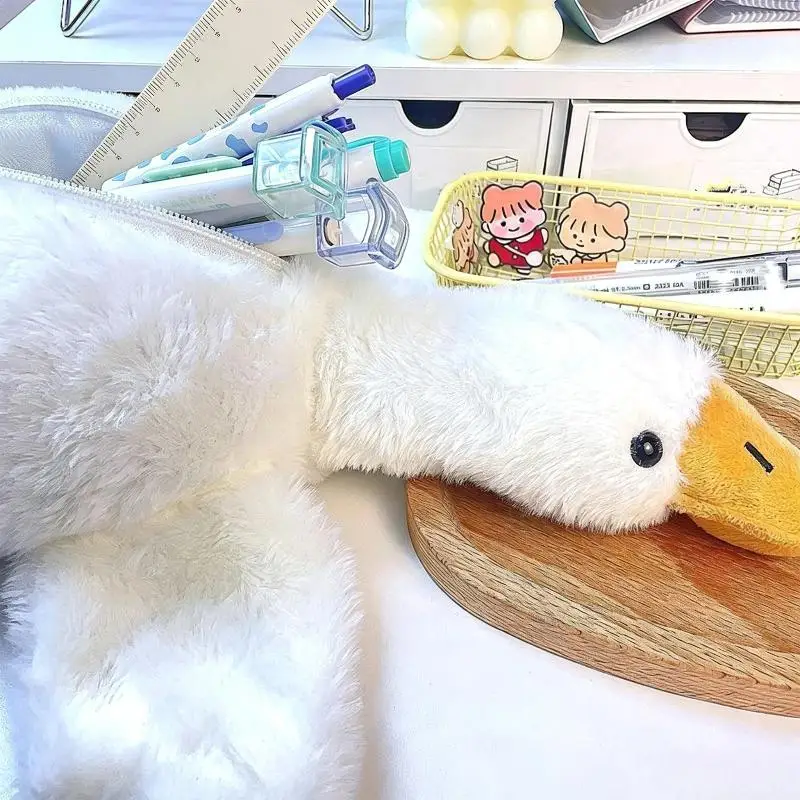 Niedliches, weißes Stifteetui in Form einer Gans, großes Fassungsvermögen, weiche Stifttasche, weiche Kosmetiktasche zur Aufbewahrung von Schreibwaren für Schüler. – Detail 3