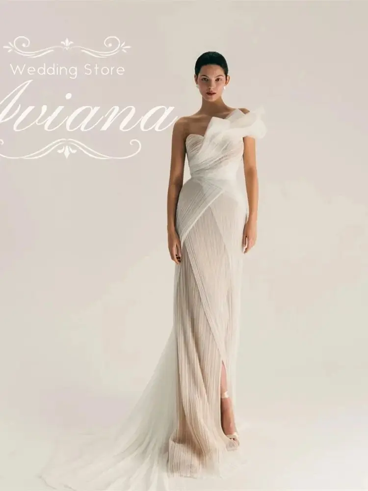 Einschultriges, plissiertes Tüll-Meerjungfrauen-Brautkleid mit überkreuztem Rücken und Schleppe – Elegantes Brautkleid nach Maß für Hochzeitsfeiern 2026