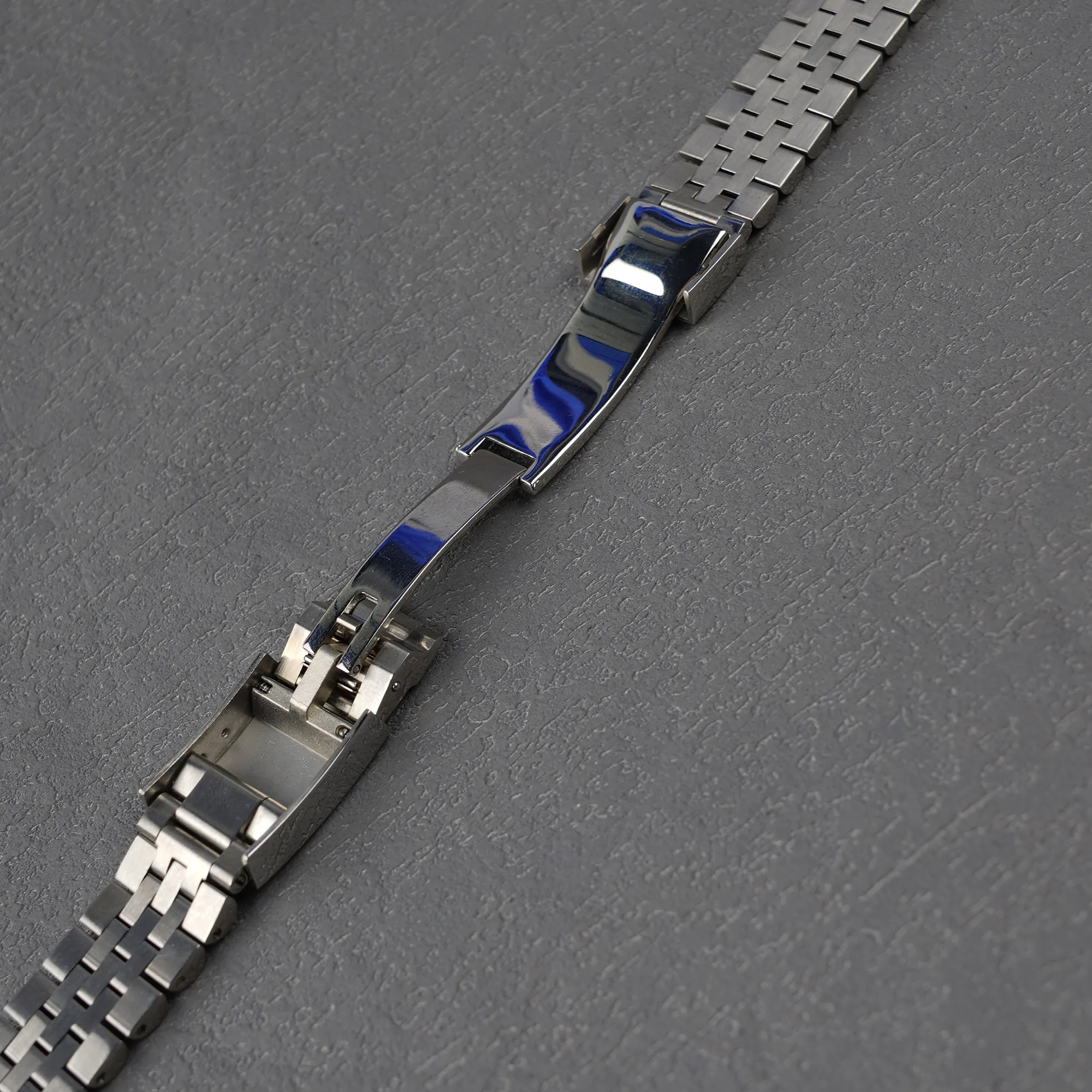 For Seiko 5 SNK355, SNK357 - Roamy 18mm Silver Jubilee Watch Band with Hollow Curved Ends and Solid Screw Links