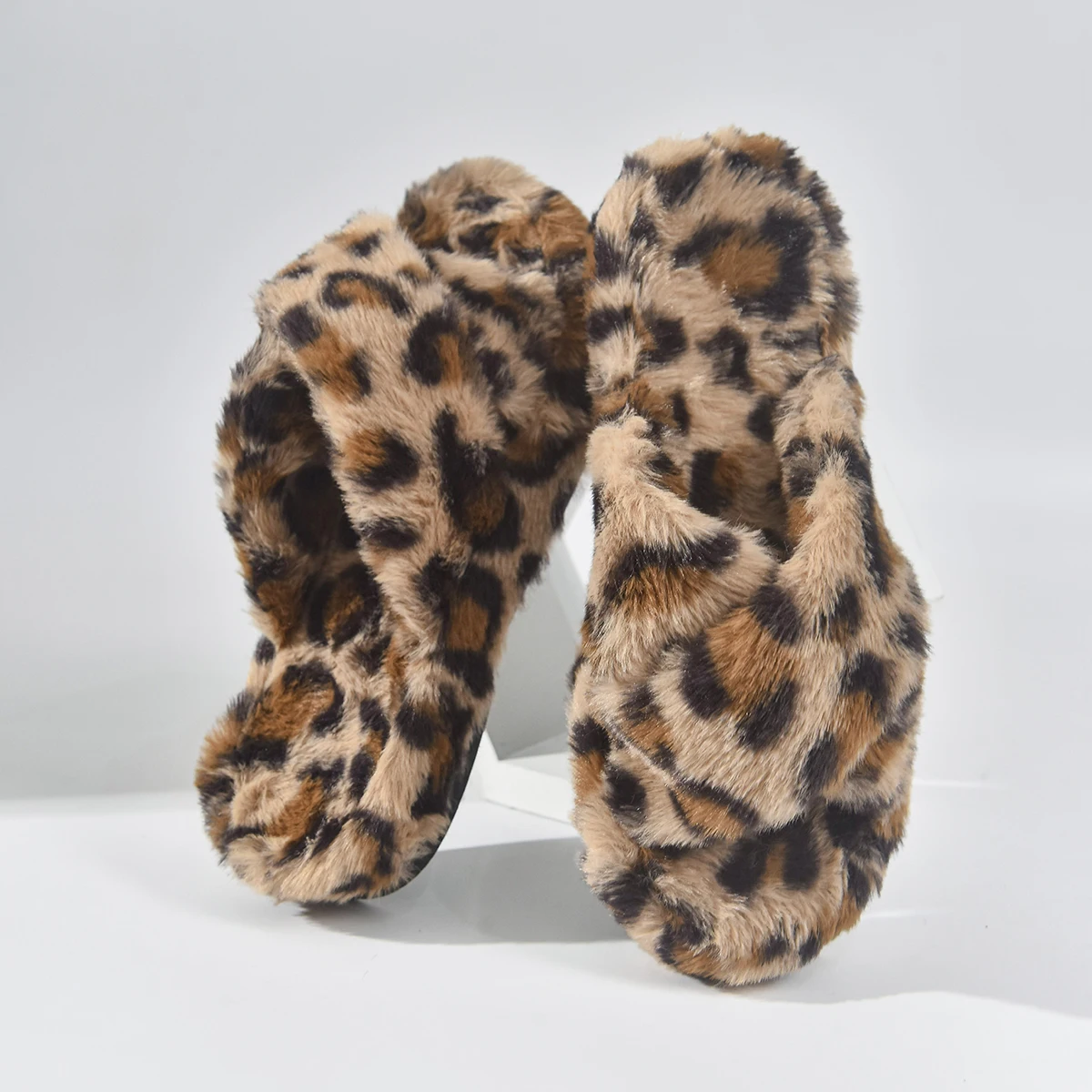 

Теплые пушистые меховые тапочки с крестом, женские легкие шлепанцы на плоской подошве, женские осенне-зимние нескользящие домашние напольные туфли с открытым носком