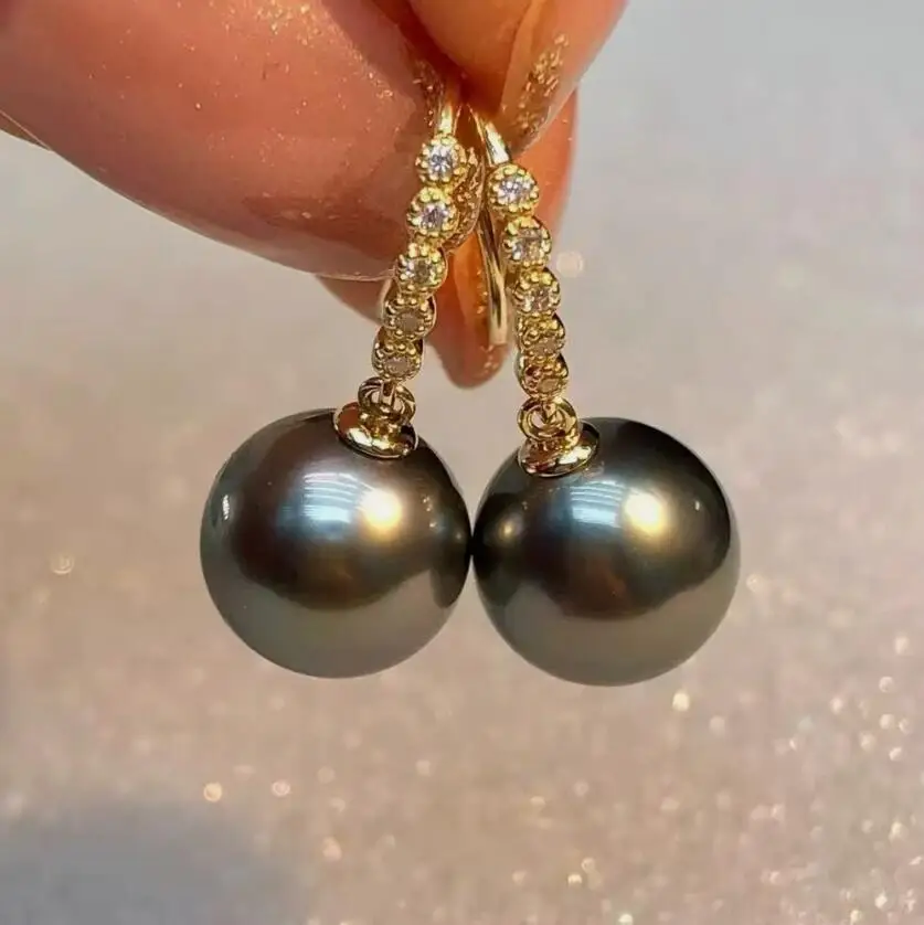 

Потрясающие серьги-подвески с круглой черной таитянской жемчужиной 10-11 мм, серебро 925 пробы.