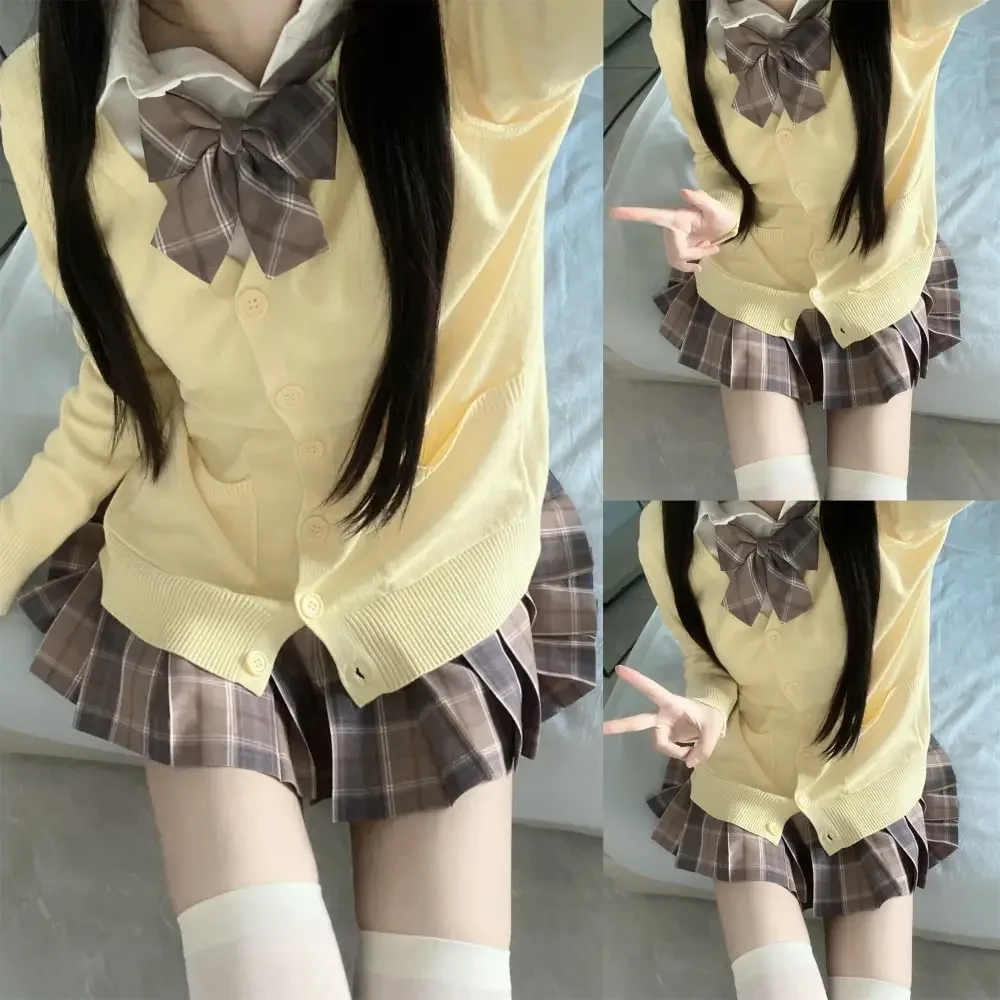 Uniforme da scolaretta coreana Set da 4 pezzi Maglione multicolore, camicia e gonna a pieghe scozzese con fiocco Abito uniforme Jk Costumi di laurea Donna