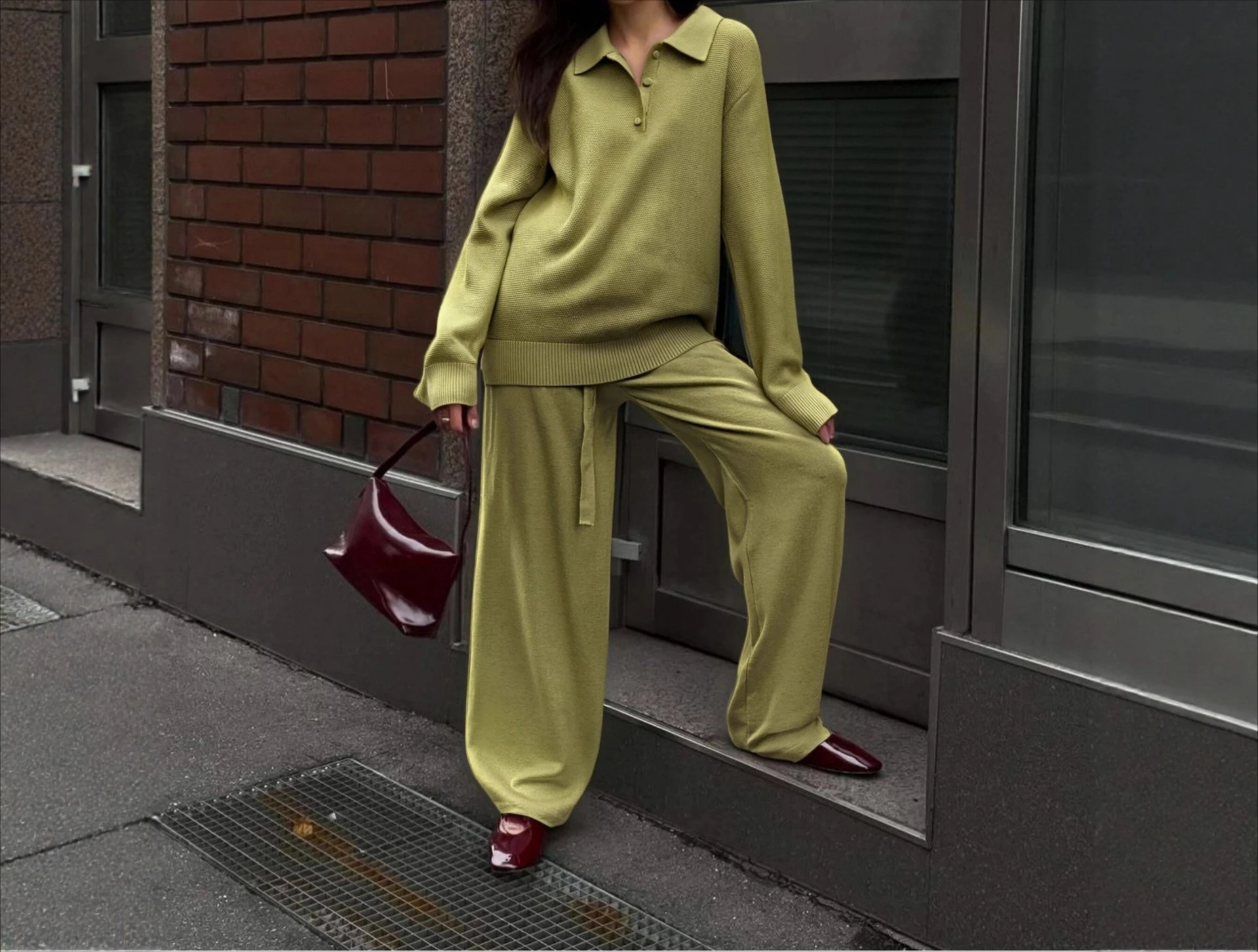 2025 Set di due pezzi di pantaloni maglione lavorato a maglia con colletto polo versatile casual alla moda da strada