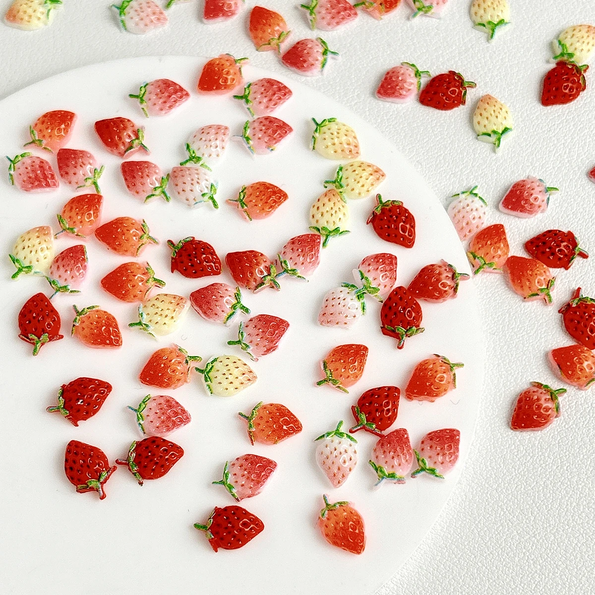 

30PCS 3D Simulated Creative Strawberry Resin Nail Charms Minimalist Gradient 6-Colors Strawberry Nail Art Decorations DIY Nails