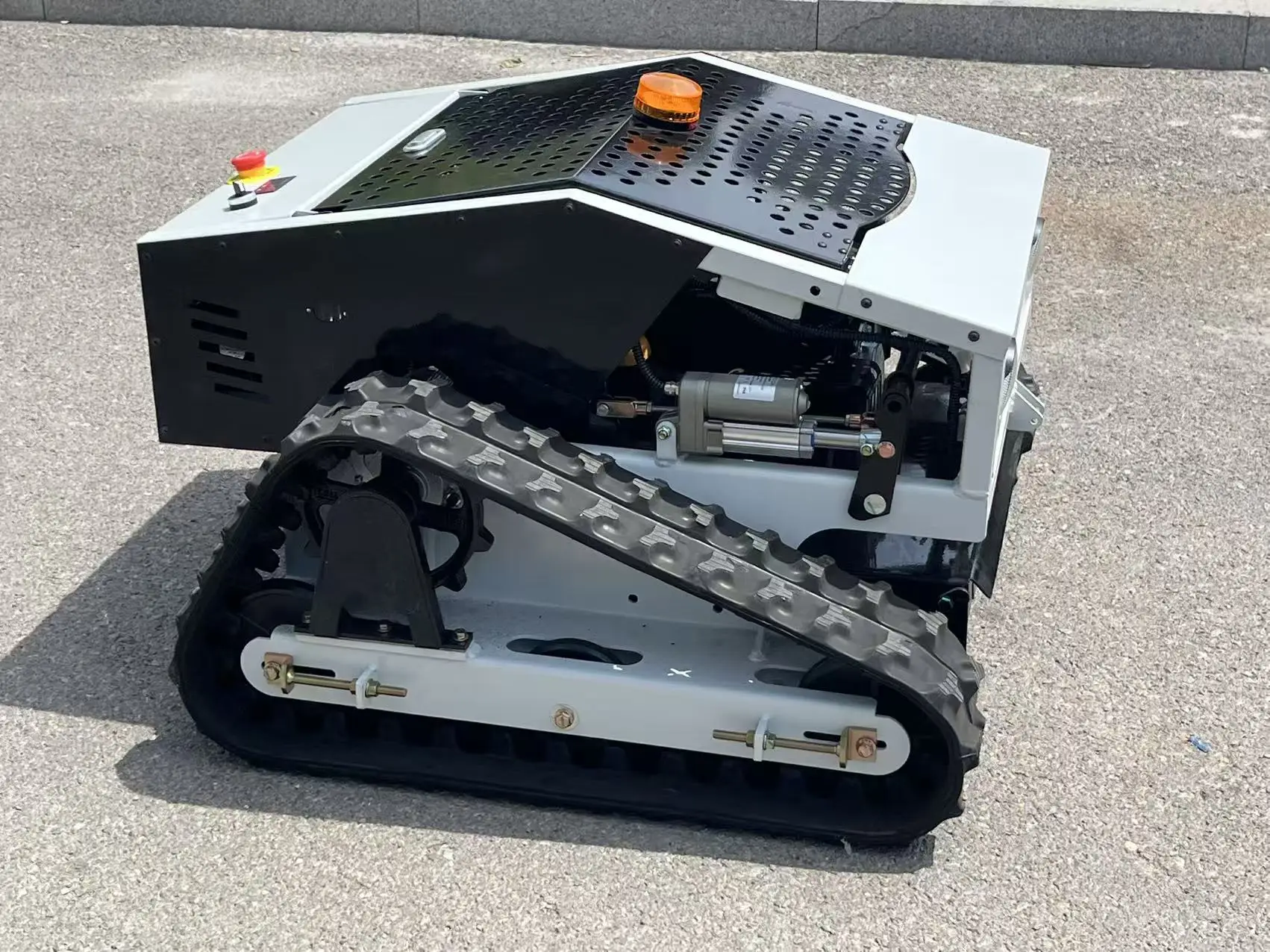 필수품 - ZNW-500B 원격 제어 잔디깎이: 24V40AH, 60 °   언덕 오르기, 정원을 효율적으로 개조하세요