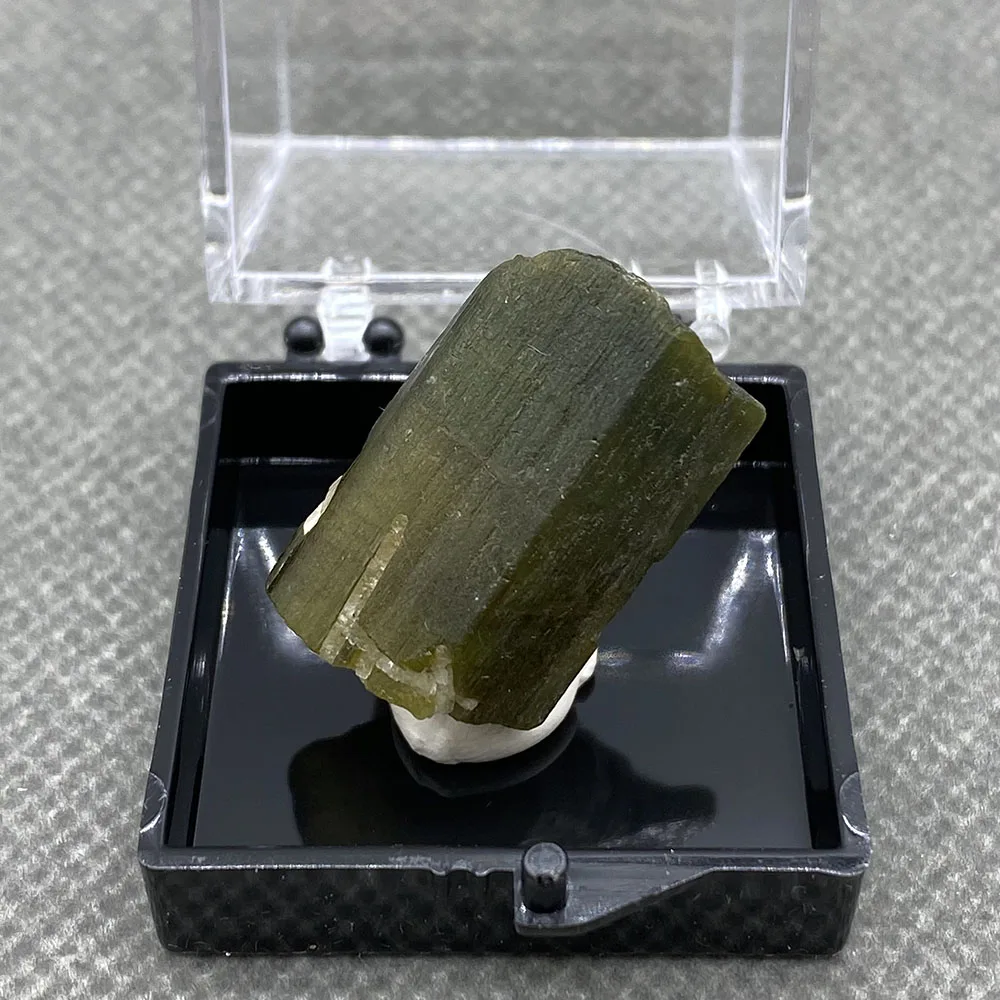 100% natural green tourmaline rough gemstone cure crystal ore specimen +Box size：35*35*35mm