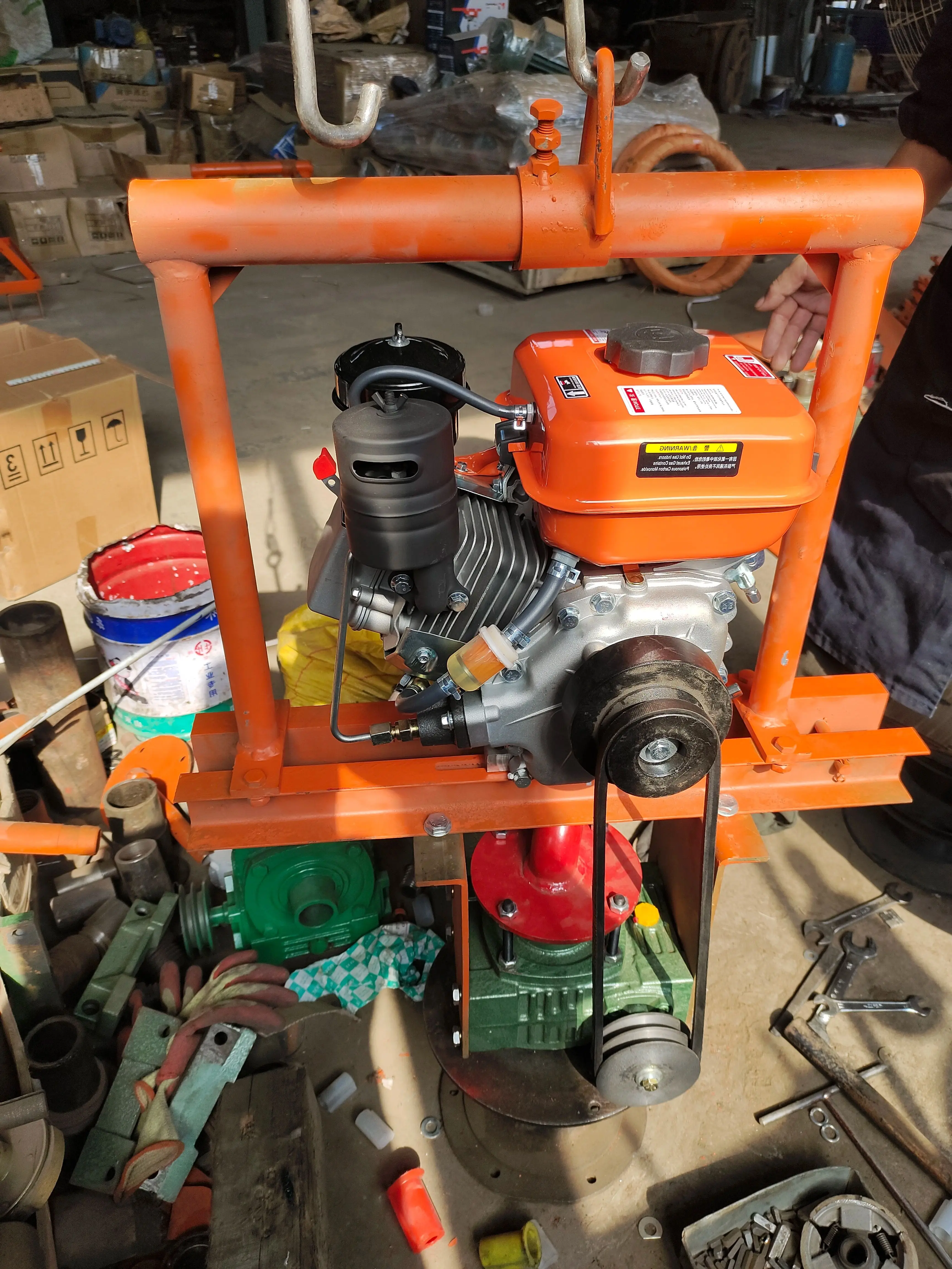 ماكينة حفر صغيرة قابلة للطي للاستخدام المنزلي مخصصة 60 م 80 م 100 م جهاز حفر آبار المياه الصغير مع مضخة مياه