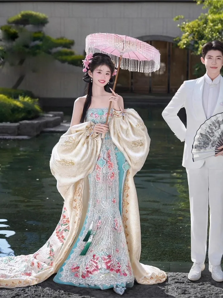 Vestido de novia estilo chino para la industria de la moda de alta gama, tipo cola de pez, para brindis, con corte sin tirantes.
