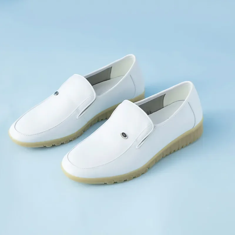 Zapatos de enfermera para hombre, calzado blanco de médico con tacón plano, suela suave antideslizante, para trabajo, primavera y verano, par de cuero transpirable