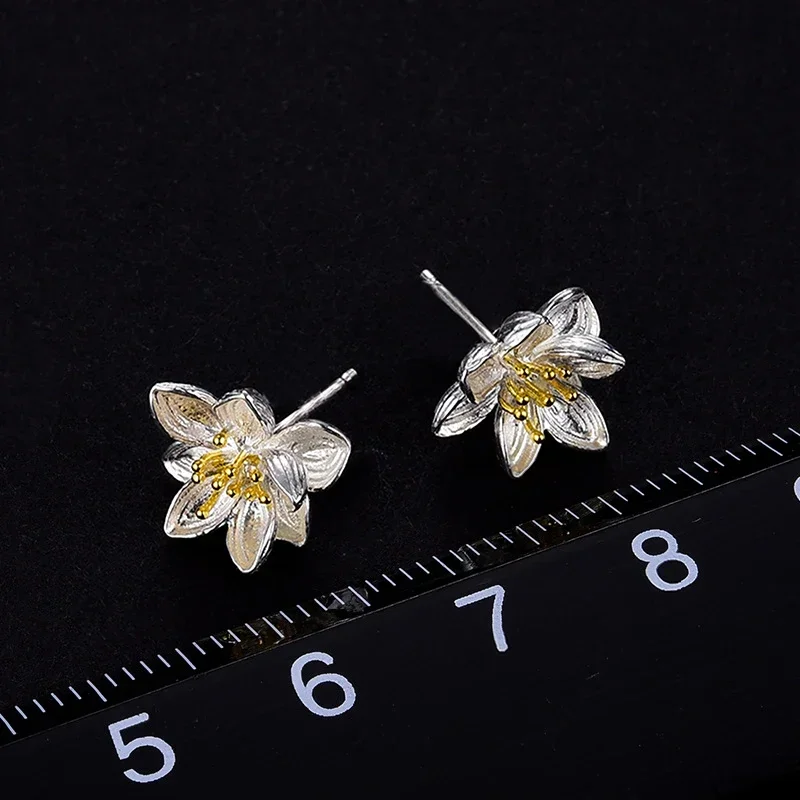 Huitan Silberfarbene Blumen-Ohrstecker für Damen, täglich tragbares Zubehör, zarter, eleganter Schmuck für Verlobungszeremonie
