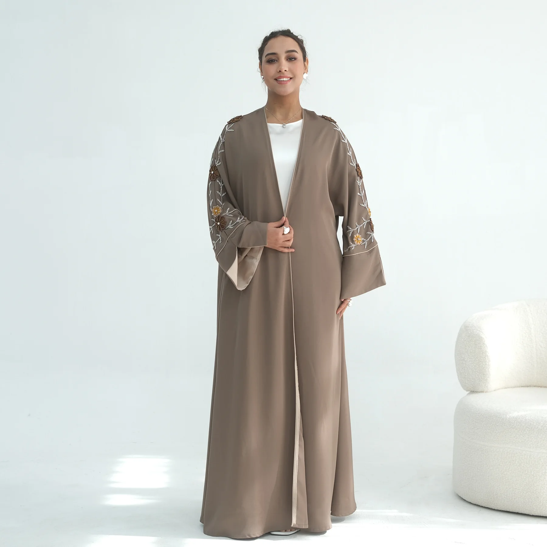 2026 Ramadan EID Abaya di lusso Dubai Abiti modesti Fatti a mano In rilievo Abbellimenti floreali Occasione Abaya Abito musulmano da donna