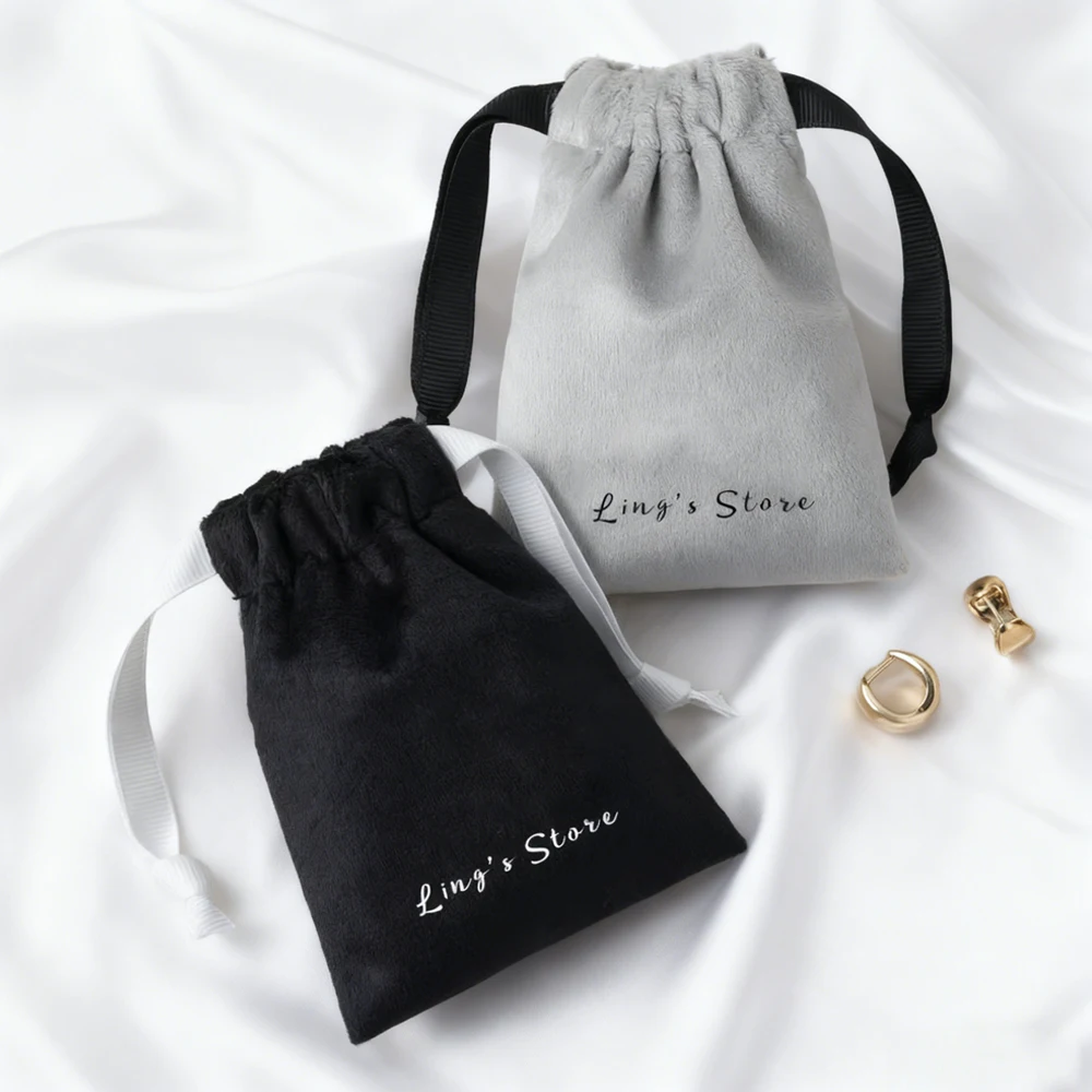 

100 шт., упаковка для ювелирных изделий с логотипом, бархатная сумка с лентой, подарочная упаковка для хранения, свадебные дорожные мешочки для пыли на шнурке для конфет